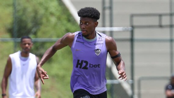 Cassierra vestido com camiseta roxa de treino do Atlético e olhando para o lado (foto: Daniela Veiga/Atlético)