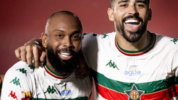 Chay (esquerda) comemora fim de jejum em vitória da Portuguesa-RJ (foto: Reprodução/Portuguesa-RJ/X)