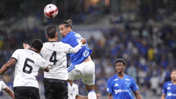 Jogadores de Cruzeiro e Democrata-GV no gramado do Mineirão, em Belo Horizonte (foto: Alexandre Guzanshe/EM/D.A Press)