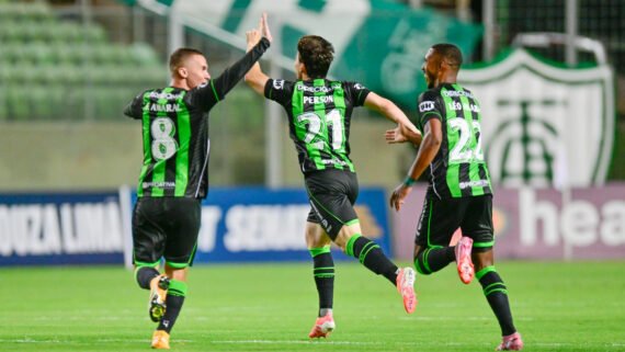 Jogadores do América comemoram gol em partida do Campeonato Mineiro (foto: Mourão Panda/América - 11/1/2026)