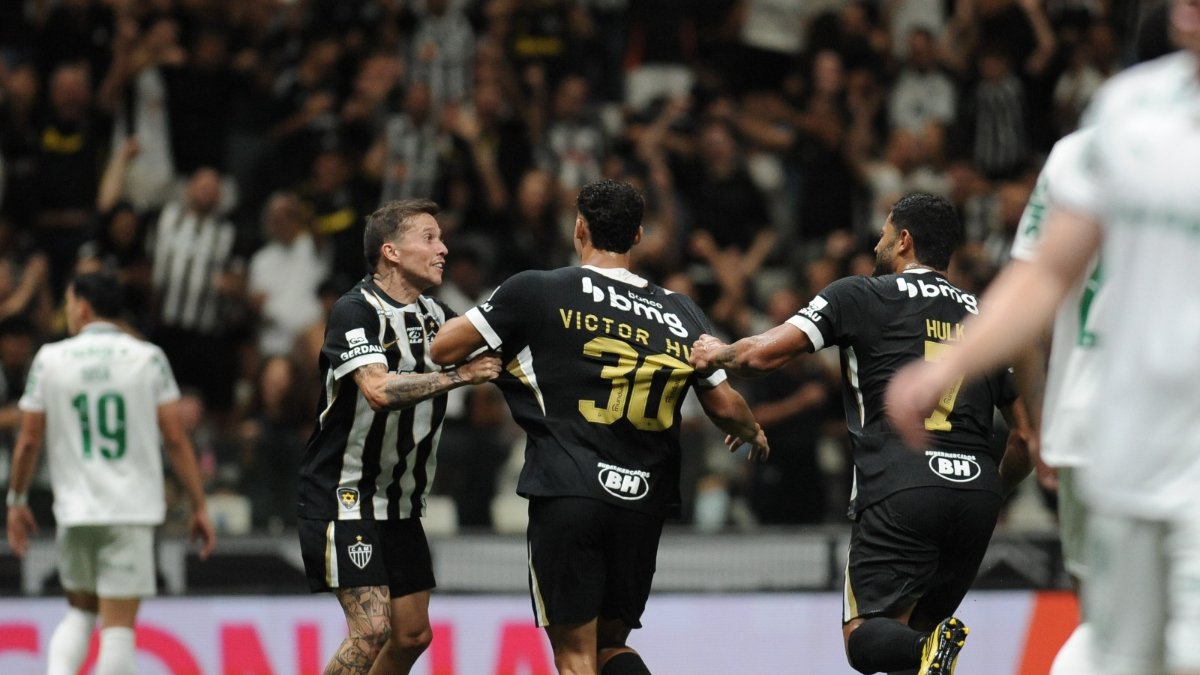 Ao lado dos companheiros, Victor Hugo comemora gol pelo Atlético - (foto: Alexandre Guzanshe/EM/DA.Press)
