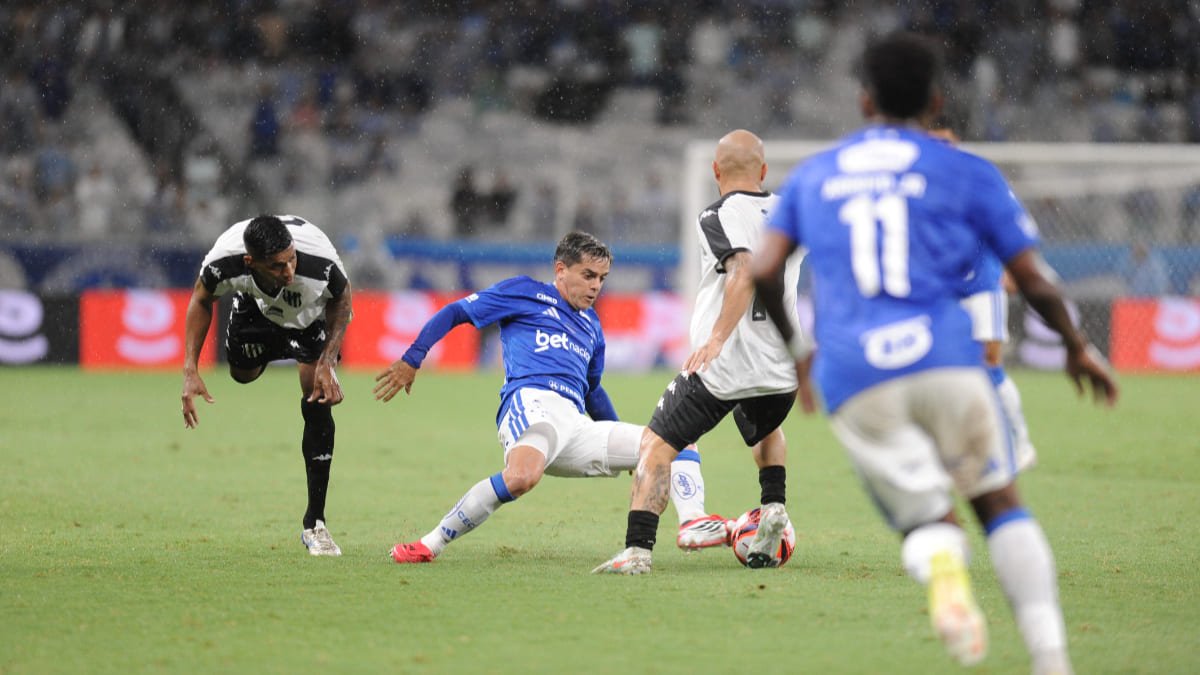 Jogadores de Cruzeiro e Democrata-GV no gramado do Mineirão, em Belo Horizonte (foto: Alexandre Guzanshe/EM/D.A Press)