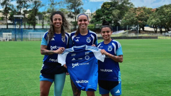 Byanca Brasil, Letícia Ferreira e Gisseli, atletas do Cruzeiro, divulgam nova patrocinadora master (foto: Reprodução/Cruzeiro)