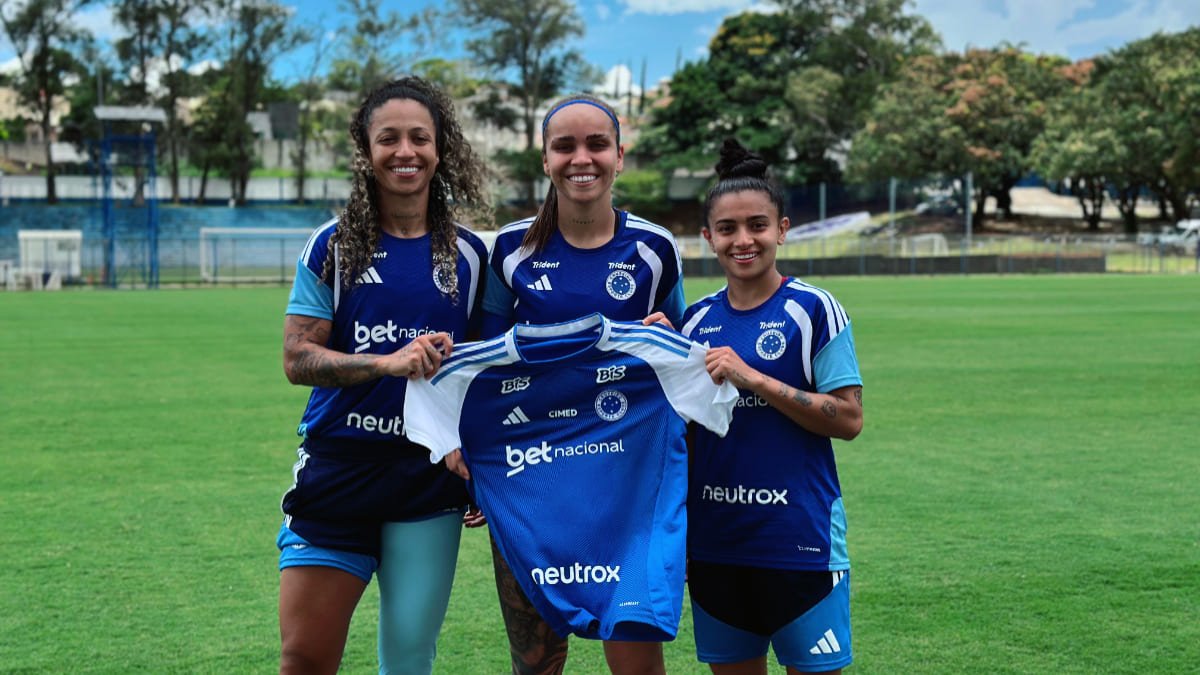 Byanca Brasil, Letícia Ferreira e Gisseli, atletas do Cruzeiro, divulgam nova patrocinadora master (foto: Reprodução/Cruzeiro)