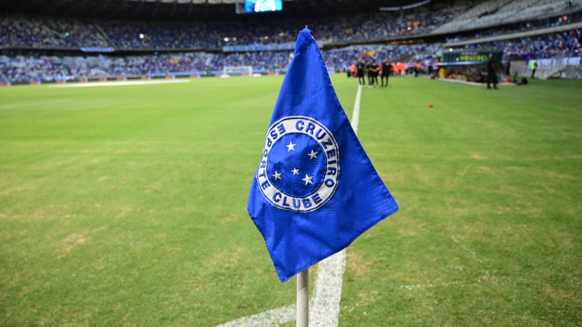 Bandeira do Cruzeiro no Mineirão, em Belo Horizonte (foto: Leandro Couri/EM/D.A. Press)