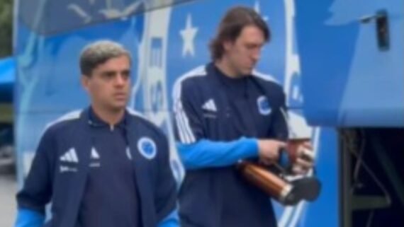 Fagner, lateral-direito do Cruzeiro, e Cássio, goleiro, na Toca da Raposa 2, em Belo Horizonte (foto: Reprodução/Cruzeiro)