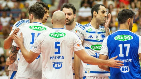 Cruzeiro comemora ponto contra o JF Vôlei na Superliga (foto: xfotofotografia / JF Vôlei)