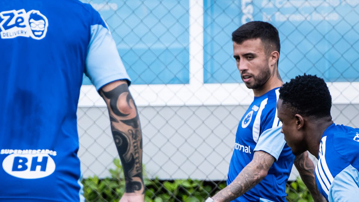 Matheus Henrique, volante do Cruzeiro, em treinamento na Toca da Raposa 2, em Belo Horizonte (foto: Gustavo Aleixo/Cruzeiro)