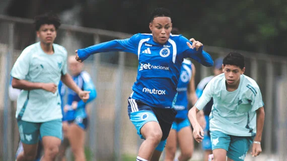 Ravenna, atacante do Cruzeiro, em jogo-treino na Toca da Raposa 1 (foto: Gustavo Aleixo/Cruzeiro)