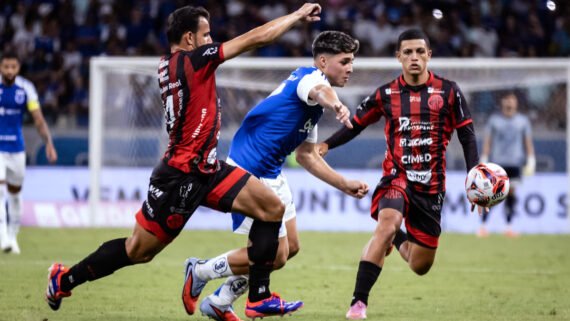 Meio-campista Baptistella estreou na equipe principal do Cruzeiro na derrota por 2 a 1 para o Pouso Alegre, pela primeira rodada do Mineiro (foto: Gustavo Aleixo/Cruzeiro)