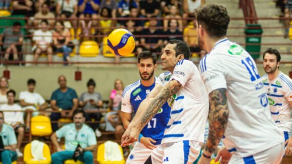 Cruzeiro em ação contra o JF Vôlei, na Superliga Masculina (foto: xfotofotografia / JF Vôlei)