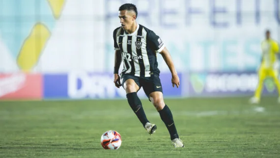 Cuello conduz a bola pelo Atlético em jogo contra o North no Campeonato Mineiro (foto: Pedro Souza/Atlético)