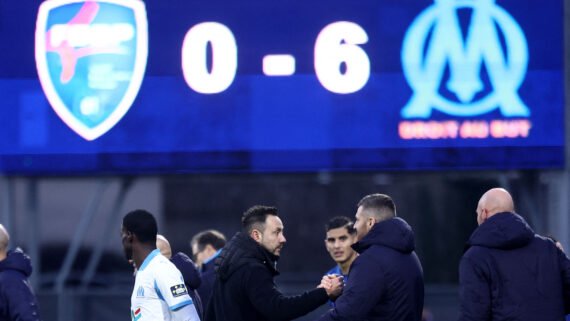 Roberto de Zerbi (à esquerda na imagem) cumprimenta homem após vitória do Olympique de Marseille na Copa da França (foto: Alex Martin/AFP)