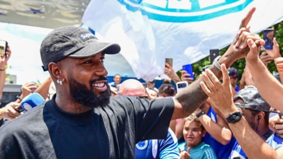 Reforço do Cruzeiro, Gerson chegou a Belo Horizonte sexta-feira (9/1) e foi recepcionado pela torcida (foto: Leandro Couri/EM/D.A Press)