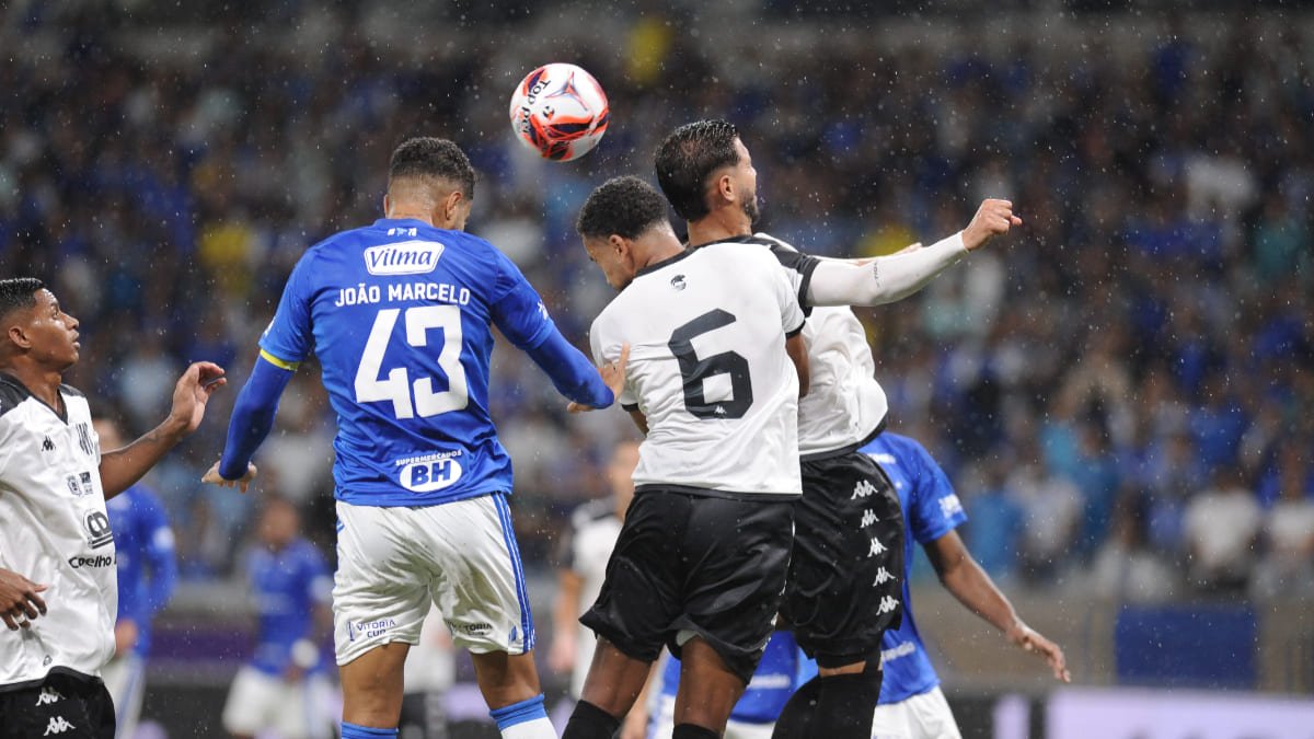 João Marcelo, zagueiro do Cruzeiro, durante partida contra o Democrata-GV (foto: Alexandre Guzanshe/EM/D.A Press)