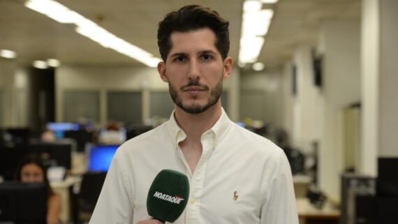 Ex-auxiliar do Cruzeiro, Diogo Dias com o microfone do No Ataque (foto: Tulio Santos/EM/DA Press)