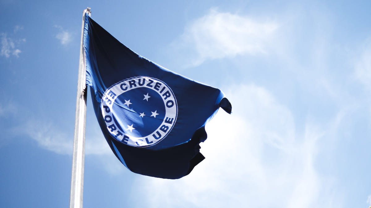 Bandeira do Cruzeiro flamulando na Toca da Raposa 2, em Belo Horizonte (foto: Gustavo Aleixo/Cruzeiro)