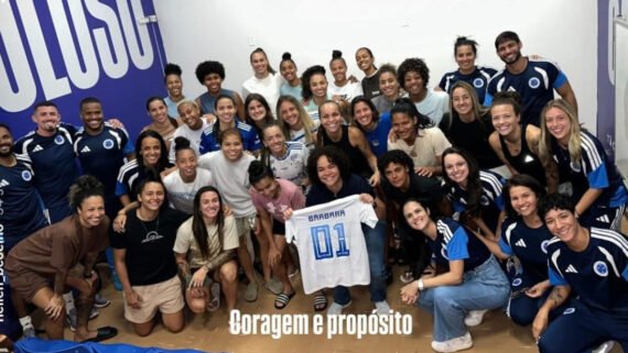Elenco do Cruzeiro se despediu da diretora Bárbara Fonseca, a caminho do Grêmio (foto: Reprodução/Instagram)