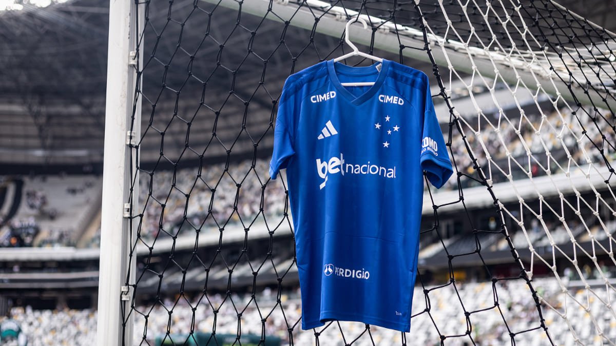 Camisa do Cruzeiro estendida na Arena MRV, em Belo Horizonte (foto: Gustavo Aleixo/Cruzeiro)