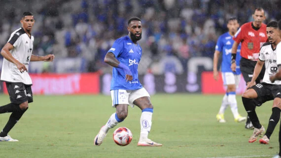Gerson, meio-campista do Cruzeiro, no gramado do Mineirão, em Belo Horizonte (foto: Alexandre Guzanshe/EM/D.A Press)