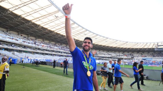 Evandro exibe medalha de ouro nos Jogos do Rio 2016 à torcida do Cruzeiro no Mineirão (foto: Alexandre Guzanshe/EM/D.A Press)
