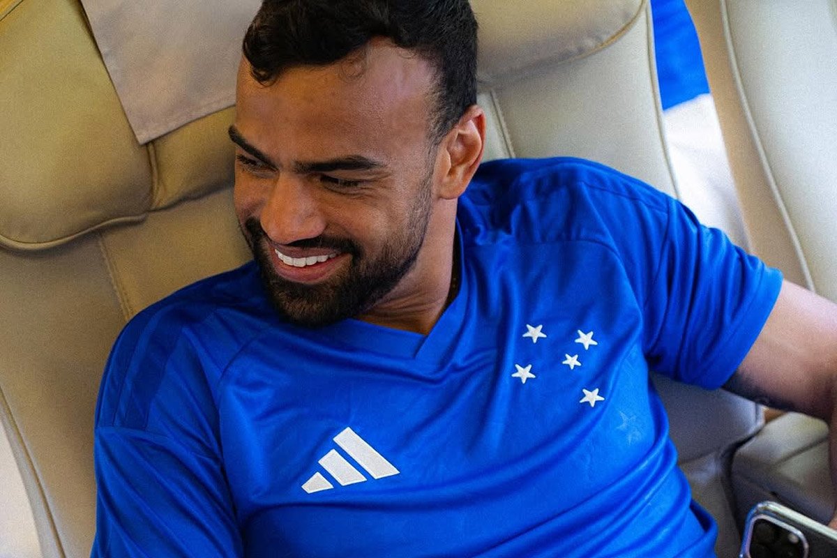 Zagueiro Fabrício Bruno com a nova camisa do Cruzeiro (foto: Divulgação)