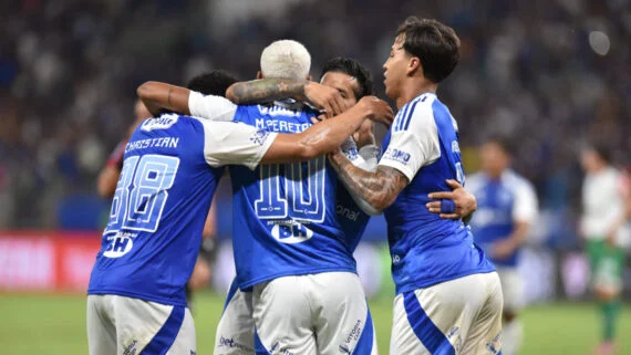 Jogadores do Cruzeiro celebram gol no Mineirão, em Belo Horizonte (foto: Ramon Lisboa/EM/D.A Press)