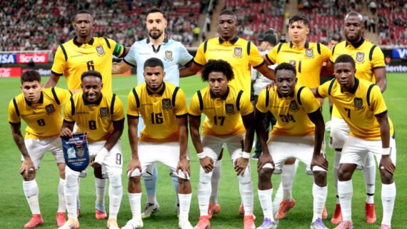 Alan Franco (camisa 21), Ángelo Preciado (17) e Alan Minda (7) antes de amistoso entre México e Equador (foto: Ulises Ruiz/AFP)