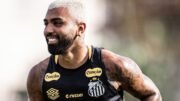 Gabigol de camisa preta do Santos olhando para o lado esquerdo e sorrindo (foto: Raul Baretta/Santos FC)