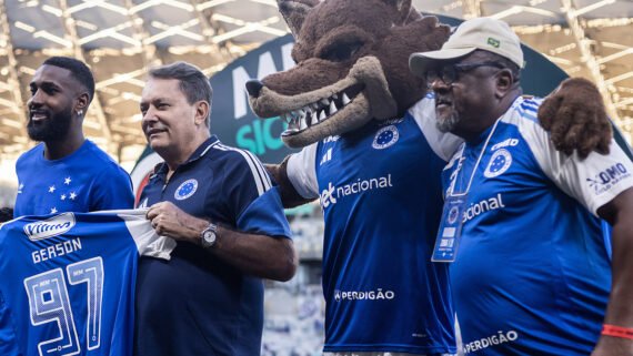 Gerson acompanhado de Pedrinho, Raposão e Marcão em apresentação no Mineiro (foto: Gustavo Aleixo/Cruzeiro)