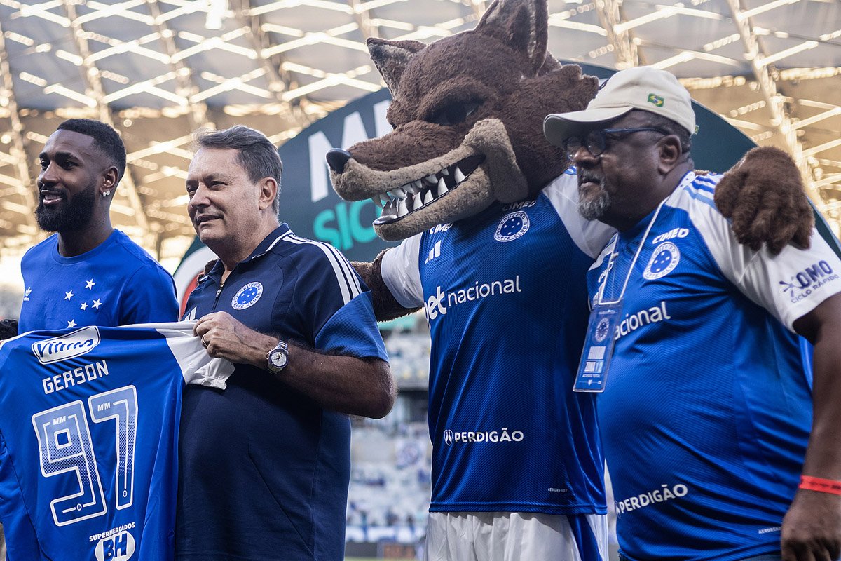 Gerson acompanhado de Pedrinho, Raposão e Marcão em apresentação no Mineiro (foto: Gustavo Aleixo/Cruzeiro)