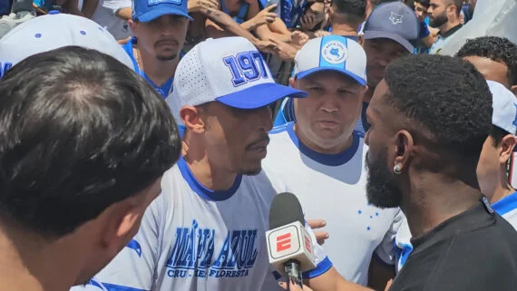 Gerson sendo recepcionado por membros da Máfia Azul (foto: No Ataque)