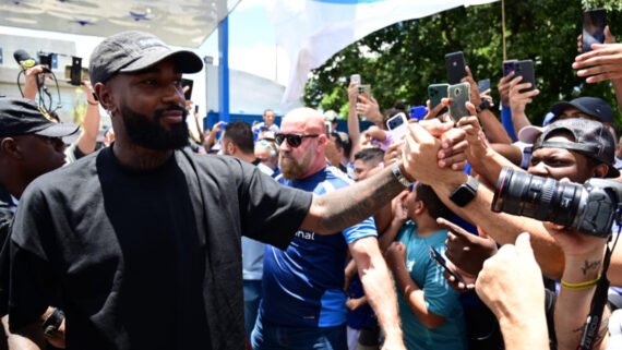 Reforço do Cruzeiro, Gerson chegou a Belo Horizonte sexta-feira (9/1) e foi recepcionado pela torcida (foto: Leandro Couri/EM/D.A Press)