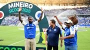 Gerson em primeiro contato com a torcida do Cruzeiro, no Mineirão (foto: Leandro Couri/EM/DA Press)