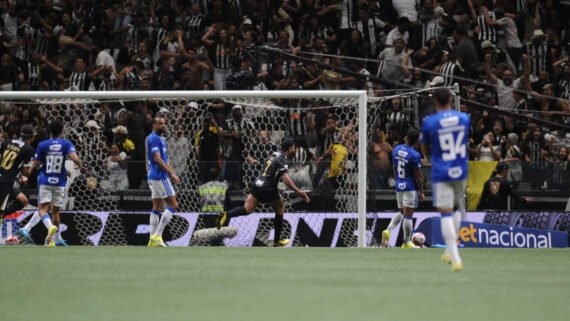Hulk marcou o segundo gol do Atlético diante do Cruzeiro, na Arena MRV (foto: Alexandre Guzanshe/EM/D.A Press)