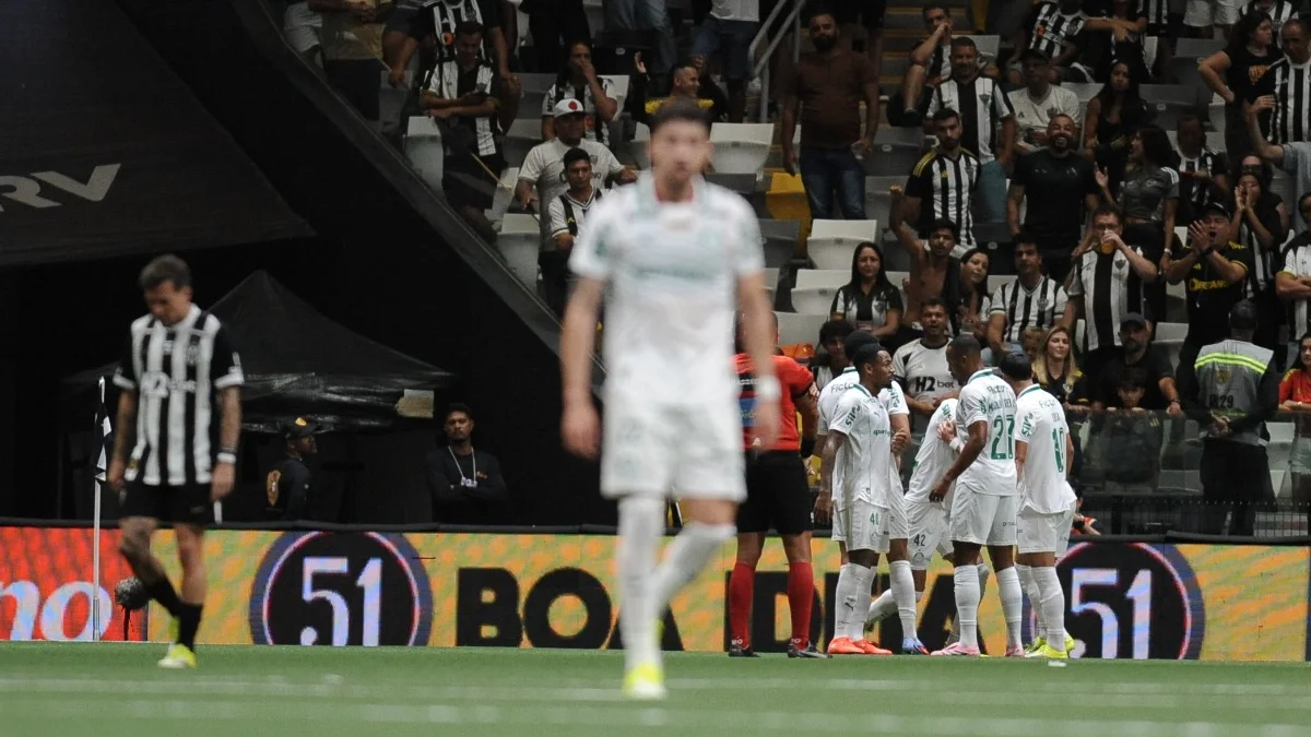 Jogadores do Palmeiras comemoram gol diante do Atlético - (foto: Alexandre Guzanshe/EM/DA.Press)