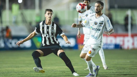 Gustavo Ermel (direita) em ação contra o Atlético (foto: Pedro Souza/Atlético)