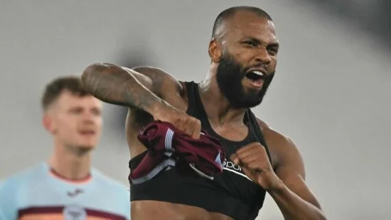 Igor Thiago comemora (foto: Glyn Kirk/AFP)