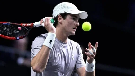 João Fonseca, tenista brasileiro, em quadra (foto: Julien de Rosa/AFP)
