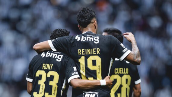Jogadores do Atlético comemoram gol na Arena MRV (foto: Pedro Souza / Atlético)