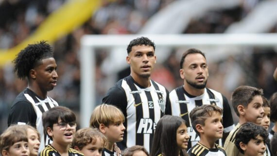Preciado (à esquerda), Victor Hugo (ao centro) e Maycon (à direita), trio de jogadores do Atlético, antes de clássico contra o Cruzeiro na Arena MRV (foto: Alexandre Guzanshe/EM/D.A. Press)
