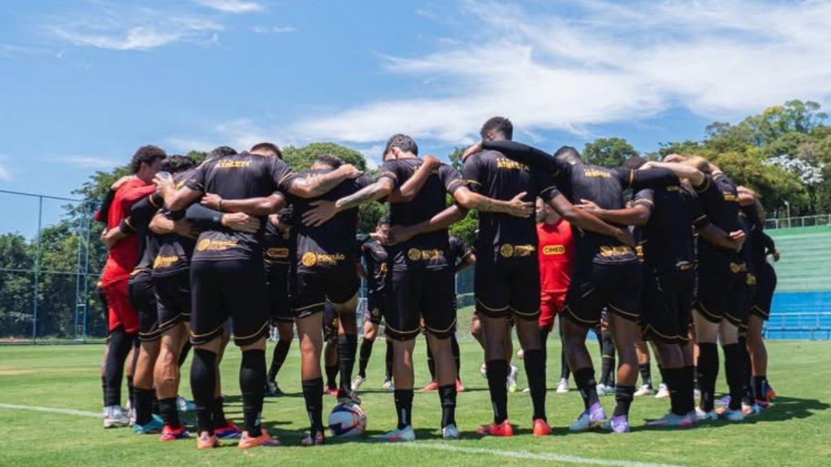 Jogadores do Pouso Alegre antes de treino do time - (foto: Divulgação/Pouso Alegre)