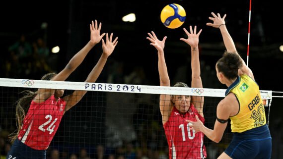 Jordan Larson (camisa 10) compõe bloqueio ao lado da central Ogbogu em ataque de Gabi Guimarães, do Brasil, na semifinal de Paris 2024 (foto: Natalia Kolesnikova/AFP)