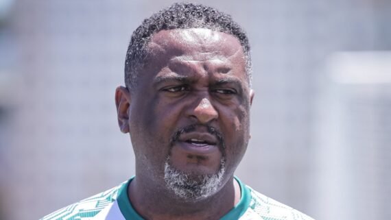 Jorge Castilho não é mais técnico do Uberlândia (foto: Giovanni Mendes/Uberlândia EC)