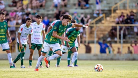 Juan Isaza cobra pênalti na Copinha (foto: Divulgação/XV de Jaú)