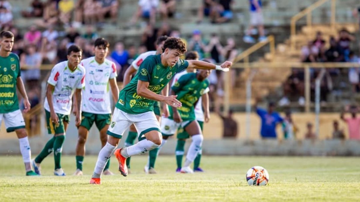 Juan Isaza cobra pênalti na Copinha (foto: Divulgação/XV de Jaú)