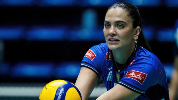 Júlia Kudiess antes de Minas x Barueri, pela Superliga Feminina de Vôlei (foto: Hedgard Moraes/MTC)