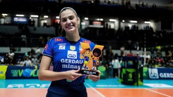 Julia Kudiess, central do Minas, com o Troféu Viva Vôlei (foto: Hedgard Moraes/MTC)