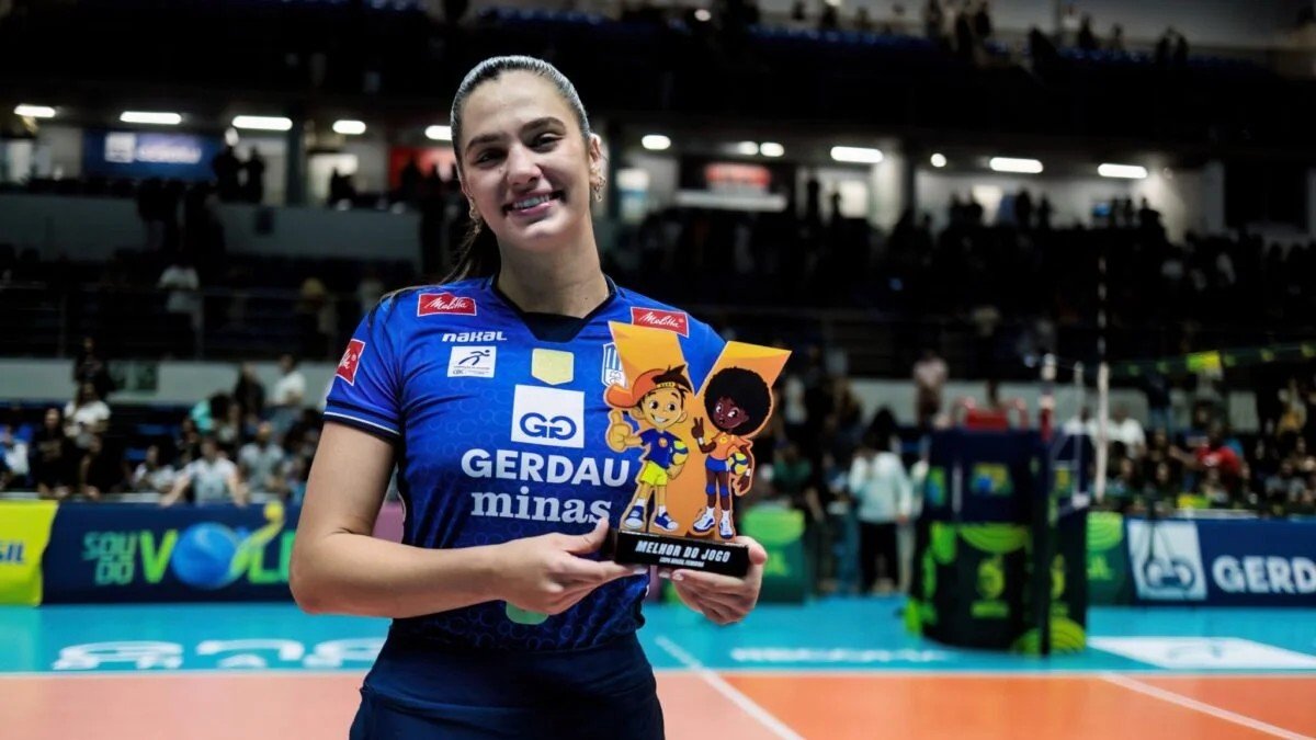 Julia Kudiess, central do Minas, com o Troféu Viva Vôlei (foto: Hedgard Moraes/MTC)