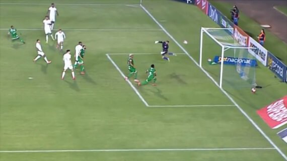 Léo Reis chutou a bola no ângulo após dar caneta em Ricardo Silva (foto: Reprodução/Premiere)